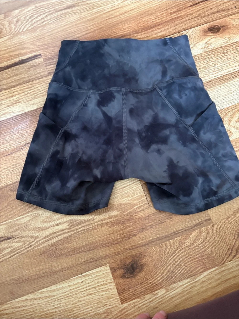 Lululemon Sz 4 High-Waist Black Tie-Dye Women’s Active Shorts